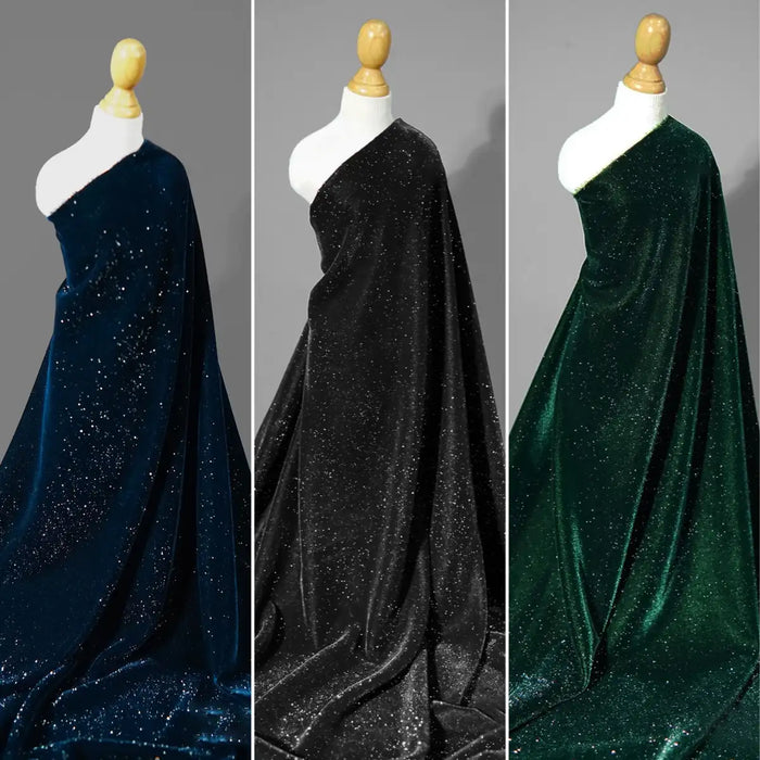 Trois mannequins présentent le tissu velours pailleté au mètre de Longan Craft France en bleu foncé, noir et vert. Ce velours de polyester doux et chatoyant est idéal pour les présentations élégantes et les robes de soirée DIY.