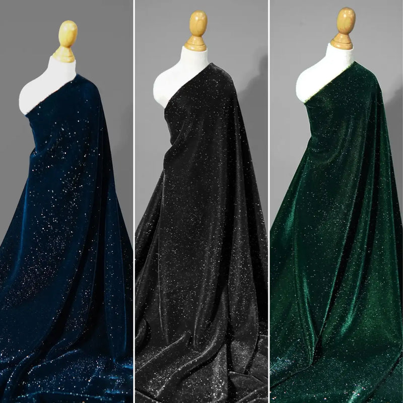 Trois mannequins présentent le tissu velours pailleté au mètre de Longan Craft France en bleu foncé, noir et vert. Ce velours de polyester doux et chatoyant est idéal pour les présentations élégantes et les robes de soirée DIY.