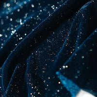 Gros plan sur le Tissu velours pailleté au mètre de Longan Craft France, un doux velours polyester argenté avec des paillettes scintillantes pour un effet chatoyant - idéal pour le bricolage, les robes de soirée, la couture et la décoration.