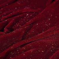Gros plan sur le Tissu velours pailleté au mètre de Longan Craft France : velours de polyester argenté, rouge profond, scintillant de paillettes - idéal pour les robes de soirée, la couture et la décoration.