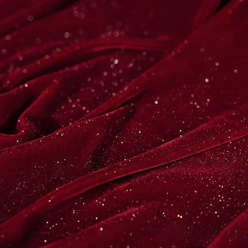 Gros plan sur le Tissu velours pailleté au mètre de Longan Craft France : velours de polyester argenté, rouge profond, scintillant de paillettes - idéal pour les robes de soirée, la couture et la décoration.
