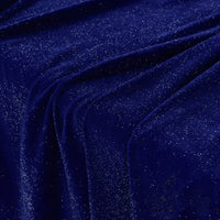 Gros plan sur le tissu velours pailleté au mètre de Longan Craft France, un doux velours polyester argenté à texture scintillante, idéal pour la décoration ou la couture de robes de soirée et projets DIY.