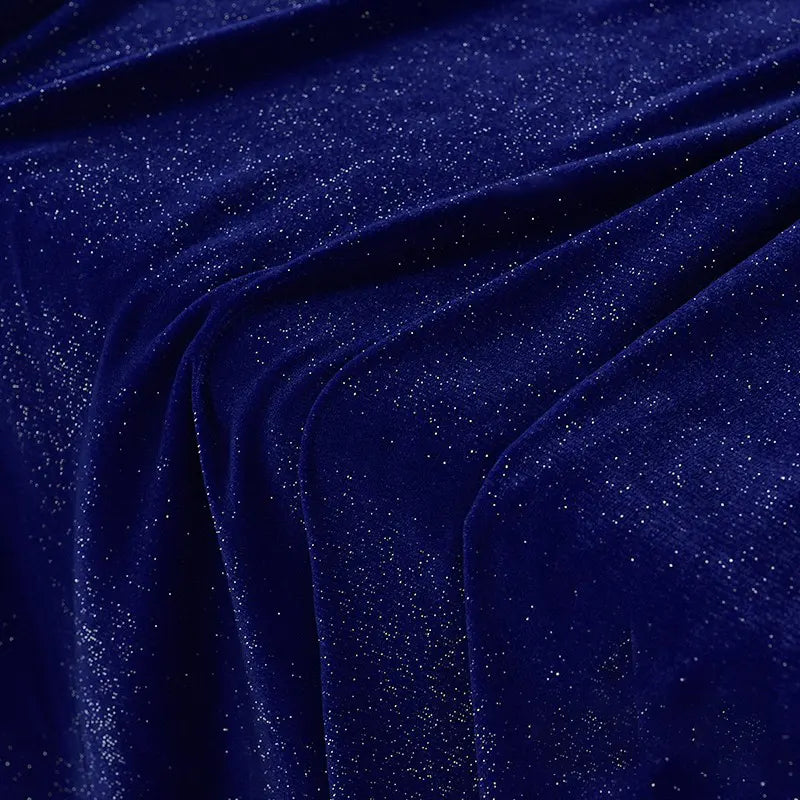 Gros plan sur le tissu velours pailleté au mètre de Longan Craft France, un doux velours polyester argenté à texture scintillante, idéal pour la décoration ou la couture de robes de soirée et projets DIY.
