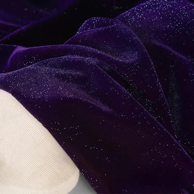 Gros plan sur le tissu velours pailleté au mètre de Longan Craft France, un doux velours polyester argenté à paillettes scintillantes, idéal pour décoration, robes de soirée et projets DIY couture. Une surface claire apparaît en bas à gauche.