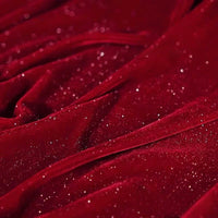 Un gros plan du Tissu velours pailleté au mètre de Longan Craft France révèle des velours de polyester rouge foncé avec des paillettes argentées, des plis doux et une texture riche - idéal pour les robes de soirée DIY, la décoration et les projets de couture.