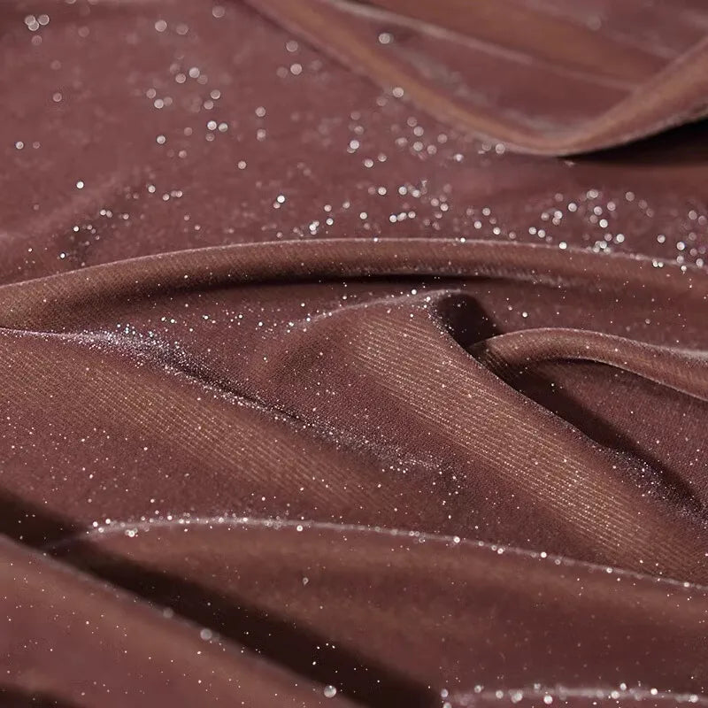 Gros plan sur Tissu velours pailleté au mètre de Longan Craft France-velours polyester doux argenté, brillant et scintillant, parfait pour décoration, robes de soirée et projets DIY couture.
