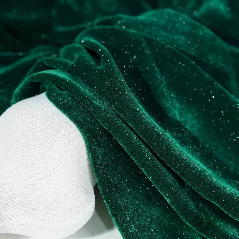 Le tissu velours pailleté au mètre de Longan Craft France, en polyester doux argenté et scintillant, offre une texture luxueuse idéale pour la décoration ou la couture DIY de robes de soirée.