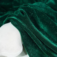 Le tissu velours pailleté au mètre de Longan Craft France, en polyester doux argenté et scintillant, offre une texture luxueuse idéale pour la décoration ou la couture DIY de robes de soirée.