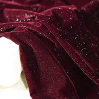 Découvrez le tissu velours pailleté au mètre de Longan Craft France : un velours polyester doux argenté, scintillant et éclatant avec effets brillants, idéal pour la décoration, les robes de soirée et vos projets couture DIY.