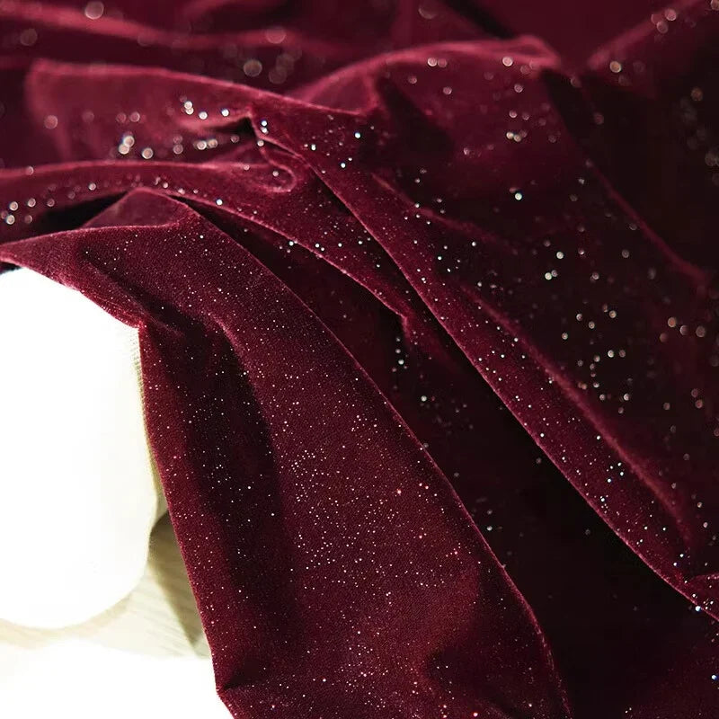 Découvrez le tissu velours pailleté au mètre de Longan Craft France : un velours polyester doux argenté, scintillant et éclatant avec effets brillants, idéal pour la décoration, les robes de soirée et vos projets couture DIY.