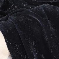 Un gros plan du tissu velours pailleté au mètre de Longan Craft France montre sa texture douce argentée et scintillante, idéale pour la décoration, les robes de soirée et la couture DIY.