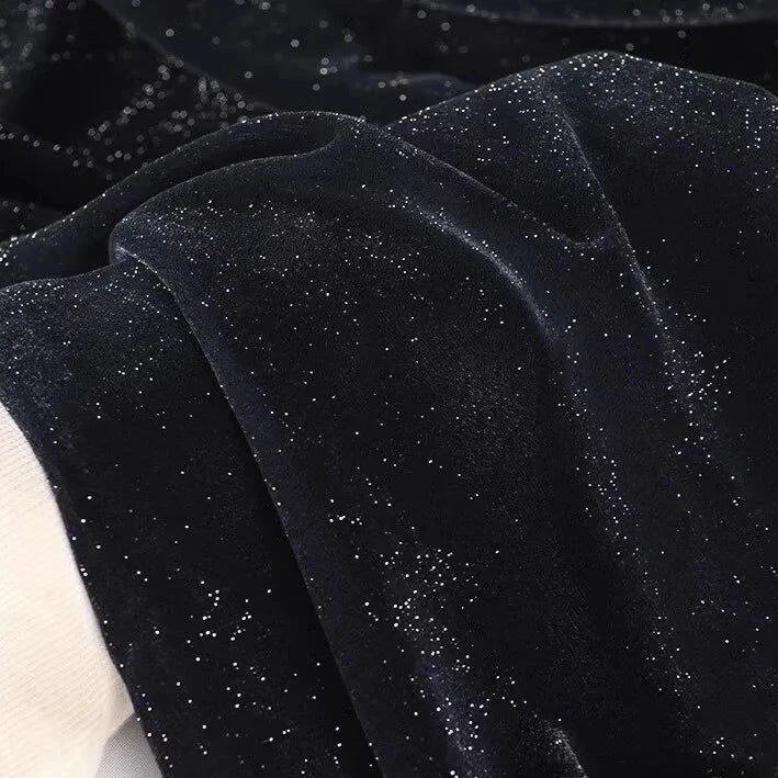 Un gros plan du tissu velours pailleté au mètre de Longan Craft France montre sa texture douce argentée et scintillante, idéale pour la décoration, les robes de soirée et la couture DIY.