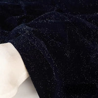 Gros plan sur le velours scintillant éclatant de Longan Craft France, un tissu velours pailleté argenté doux, parfait pour la décoration ou la couture de robes de soirée. Disponible au mètre pour tous vos projets DIY.