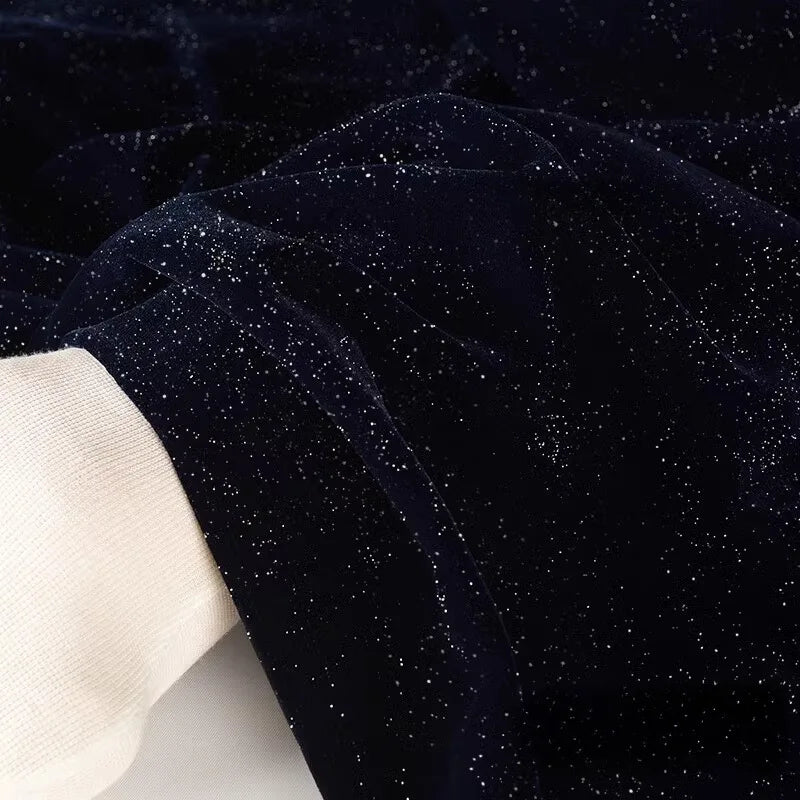 Gros plan sur le velours scintillant éclatant de Longan Craft France, un tissu velours pailleté argenté doux, parfait pour la décoration ou la couture de robes de soirée. Disponible au mètre pour tous vos projets DIY.