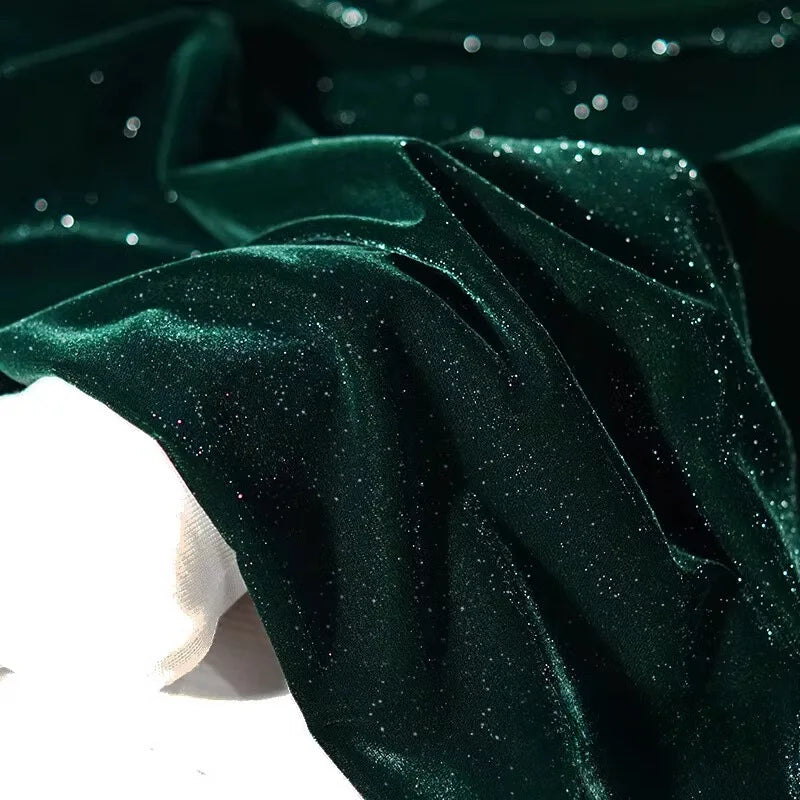 Un gros plan sur le tissu velours pailleté au mètre de Longan Craft France révèle son doux polyester argenté et son éclatant effet scintillant, ce qui le rend idéal pour les décorations DIY, les robes de soirée et les projets de couture.