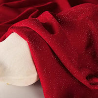 Une longueur de Tissu velours pailleté au mètre de Longan Craft France, un doux tissu velours polyester argenté scintillant, est drapée sur le bras d'un mannequin blanc - idéal pour les robes de soirée, la couture ou la décoration.