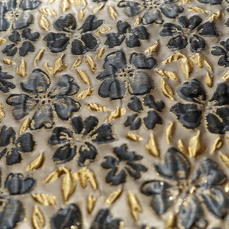 Tissu brocart doré à motifs floraux embossés au mètre