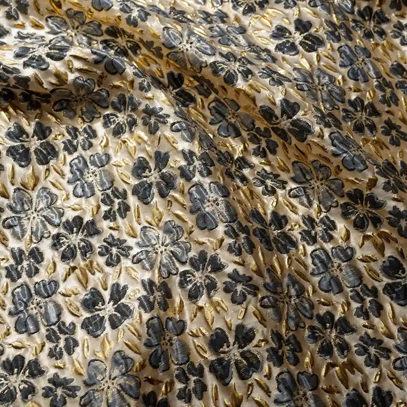 Tissu brocart doré à motifs floraux embossés au mètre