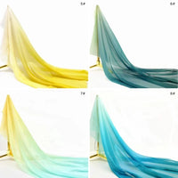 Quatre panneaux de Mousseline transparente dégradée au mètre de Longan Craft France sont présentés drapés sur des cadres jaune, sarcelle foncé, jaune-vert clair et bleu clair (étiquetés 5-8), mettant en évidence l'effet de dégradé.