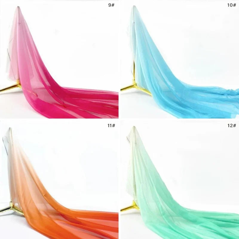Quatre panneaux de Mousseline transparente dégradée au mètre de Longan Craft France drapent des supports dorés en rose vif (9#), bleu clair (10#), brun orangé (11#) et vert menthe (12#), chaque couleur étant étiquetée dans le coin supérieur droit.