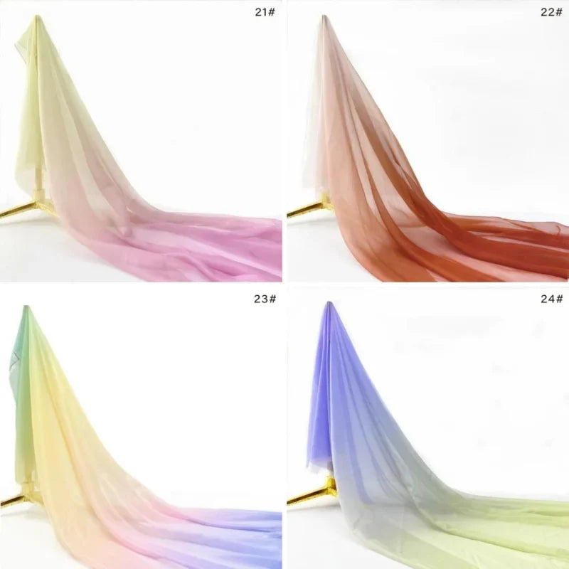 Quatre panneaux présentent la Mousseline transparente dégradée au mètre de Longan Craft France dans des tons dégradés : rose clair/jaune, brun/beige, vert/jaune et bleu/lavande. Chaque tissu à effet dégradé est marqué d'un numéro.