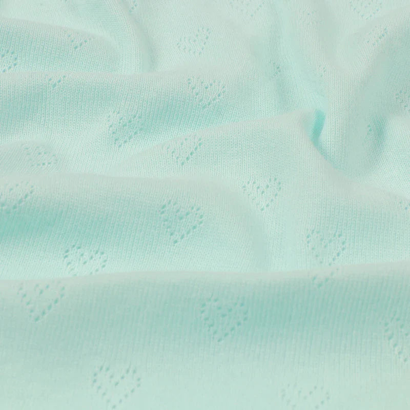 Découvrez le tissu pointelle jacquard en forme de cœur au mètre de Longan Craft France : un tissu tricoté fin d'été, doux et léger, idéal pour DIY et vêtements bébé ou enfants, orné de petits cœurs délicats.