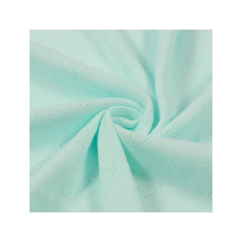 Gros plan sur le Tissu pointelle jacquard en forme de cœur au mètre de Longan Craft France, un fin tricot d'été aux délicats motifs de cœur, idéal pour le bricolage de vêtements pour bébés et enfants.