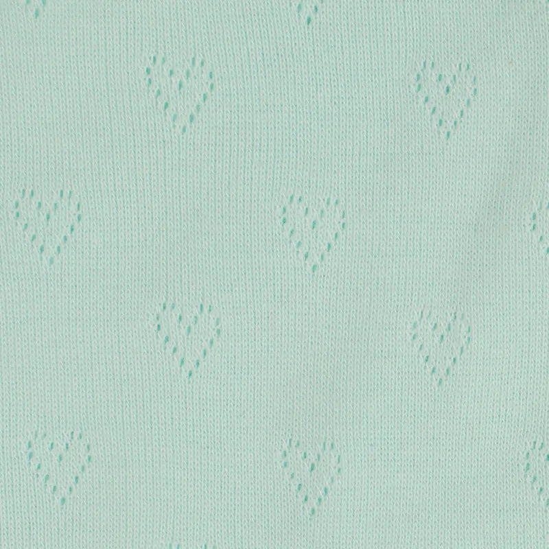 Gros plan sur le "Tissu pointelle jacquard en forme de cœur" bleu clair de Longan Craft France, un tissu d'été doux et finement tricoté avec des formes de cœur régulièrement espacées et perforées, idéal pour les vêtements de bébé et d'enfant DIY.