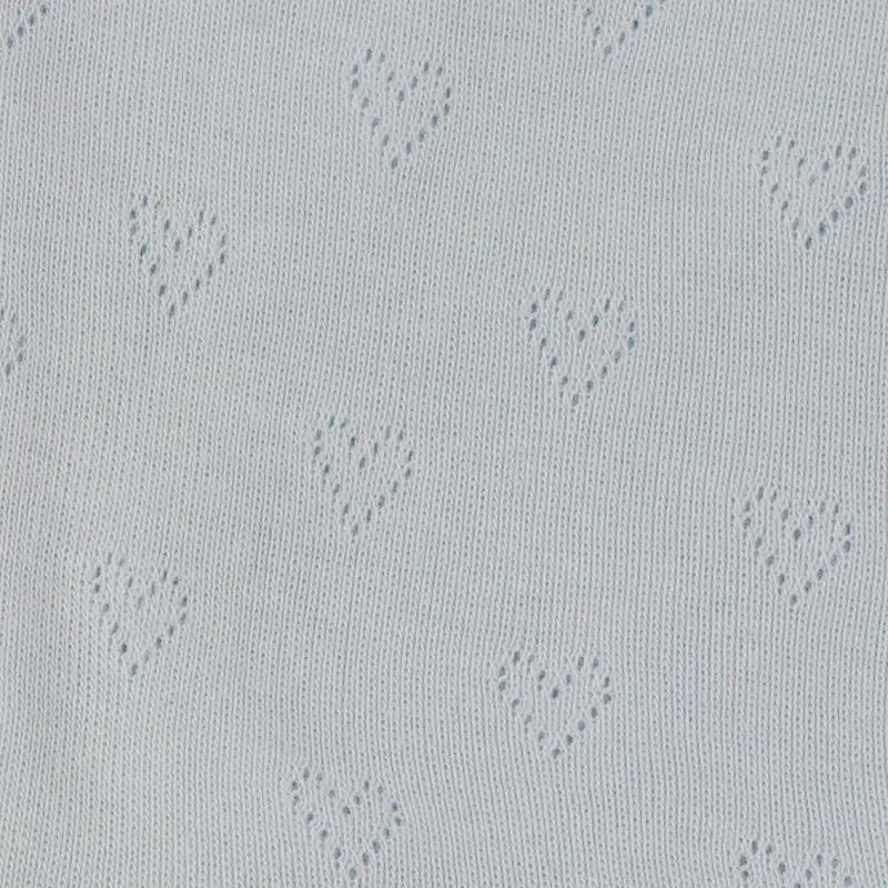 Tissu jacquard Pointelle bleu clair au mètre de Longan Craft France, présentant un motif répété de petits trous en forme de cœur régulièrement espacés - idéal pour les vêtements d'été DIY pour bébés et enfants.