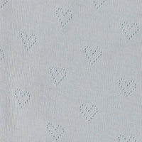 Tissu jacquard Pointelle bleu clair au mètre de Longan Craft France, présentant un motif répété de petits trous en forme de cœur régulièrement espacés - idéal pour les vêtements d'été DIY pour bébés et enfants.