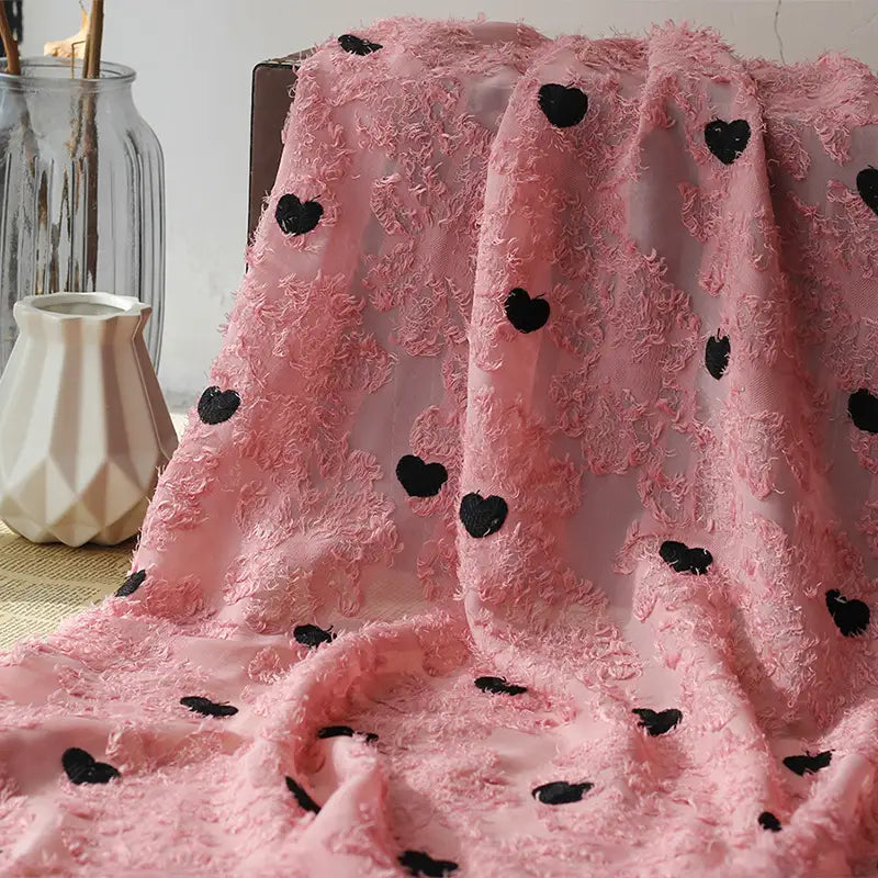 Tissu en mousseline à franges brodé de cœurs au mètre