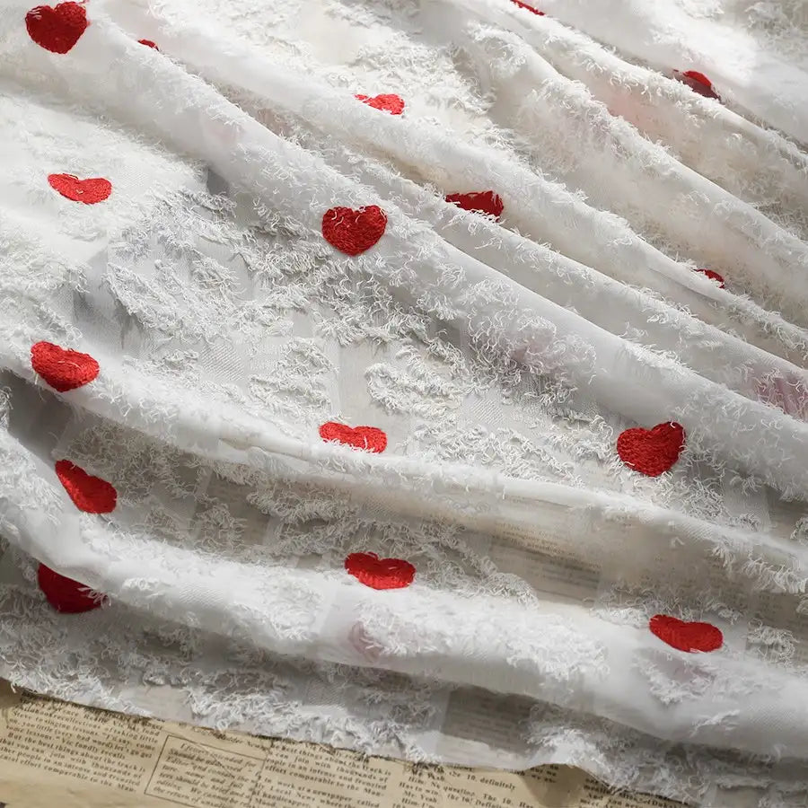 Tissu en mousseline à franges brodé de cœurs au mètre