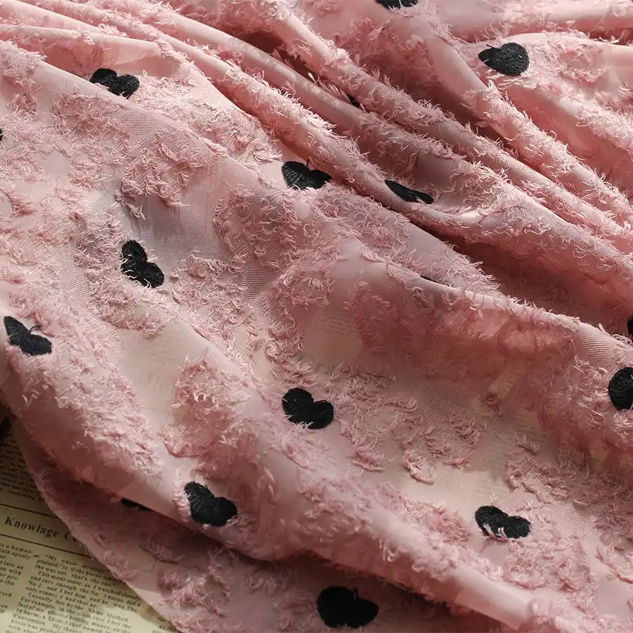 Tissu en mousseline à franges brodé de cœurs au mètre