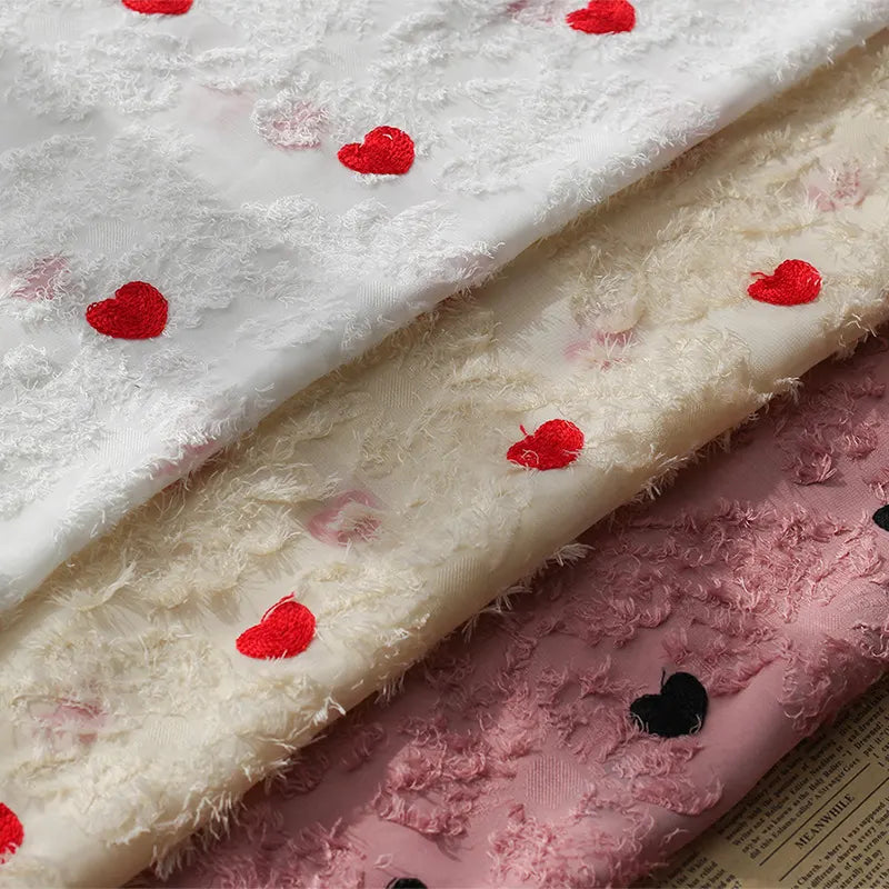Tissu en mousseline à franges brodé de cœurs au mètre