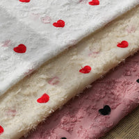 Tissu en mousseline à franges brodé de cœurs au mètre