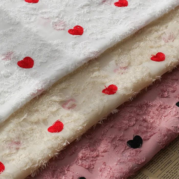 Tissu en mousseline à franges brodé de cœurs au mètre