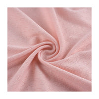 Un gros plan sur le tissu pointelle cœur au mètre de Longan Craft France montre son tissu rose pâle, doux et extensible, avec un subtil motif de losanges. Il est parfait pour les couches de base et les vêtements d'intérieur DIY.