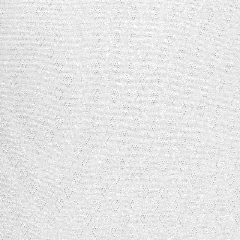 Un gros plan du tissu pointelle cœur au mètre de Longan Craft France montre son motif en forme de cœur subtil et uniformément réparti. Ce tissu extensible de haute qualité est parfait pour les couches de base DIY et les vêtements d'intérieur. Il est impeccable et ne porte aucune marque.