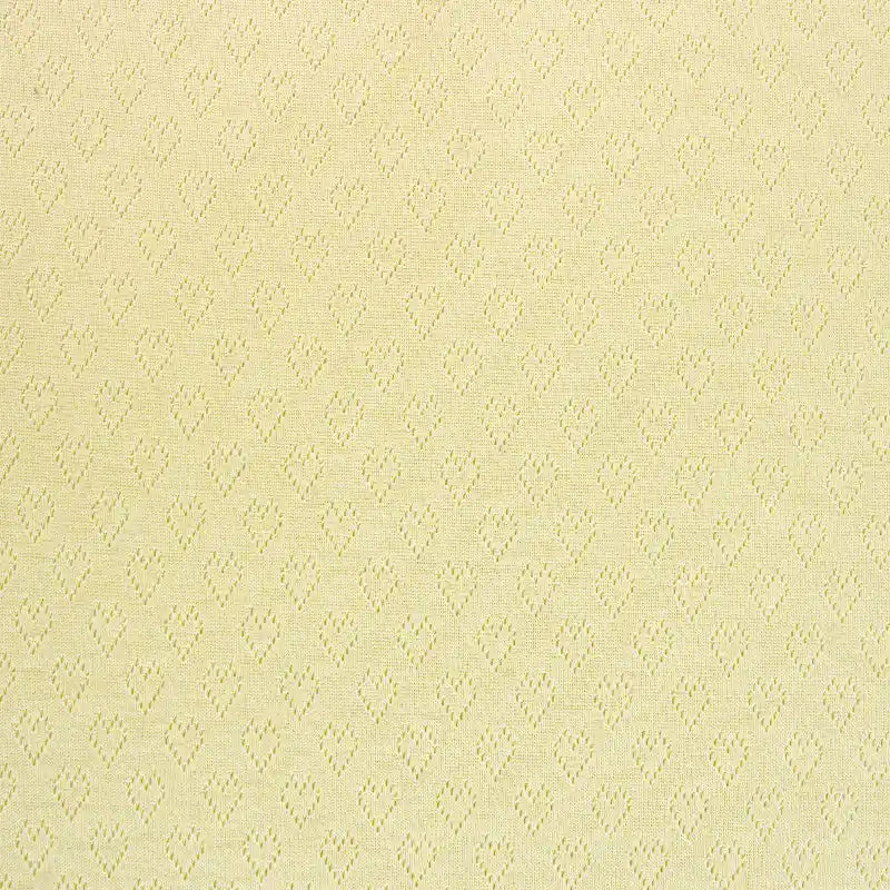 Gros plan sur le Tissu pointelle cœur au mètre beige de Longan Craft France, montrant son motif extensible à points de diamant. Parfait comme tissu de base de haute qualité ou pour les projets de vêtements d'intérieur et de détente DIY.