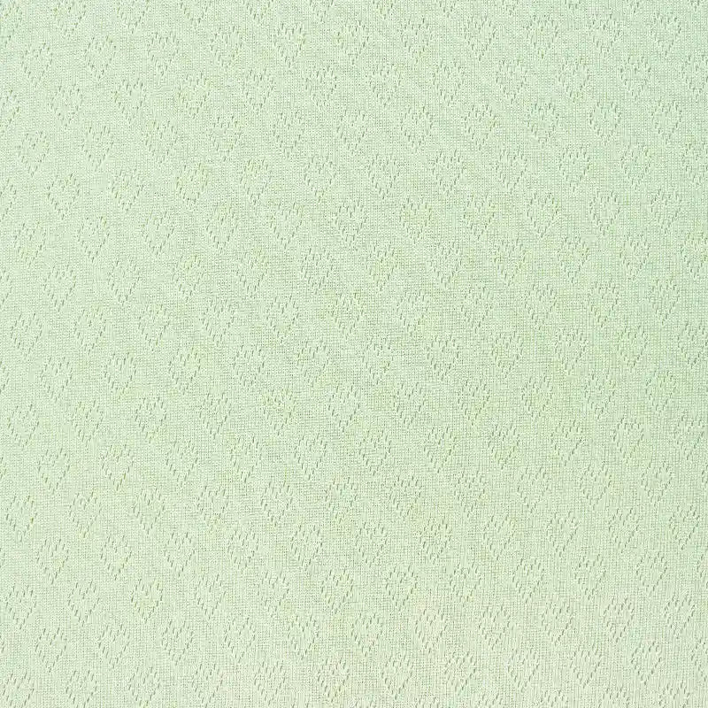 Le tissu pointelle cœur au mètre de Longan Craft France est un tissu extensible vert clair au motif subtil de losanges et de points. Parfait pour les couches de base ou les vêtements d'intérieur DIY, il assure confort et style uniforme.