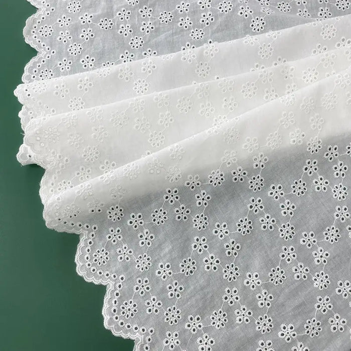 Tissu brodé ajouré blanc au mètre