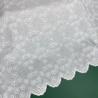 Tissu brodé ajouré blanc au mètre