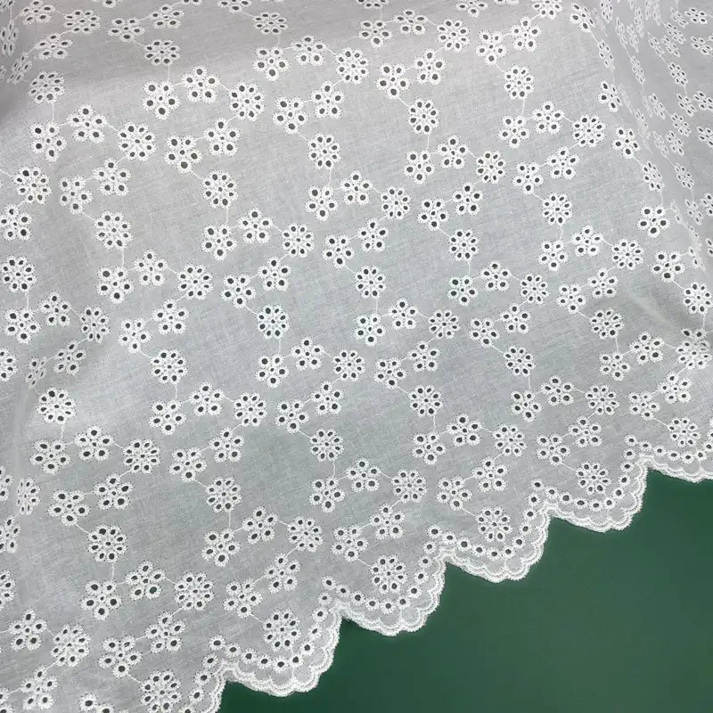 Tissu brodé ajouré blanc au mètre