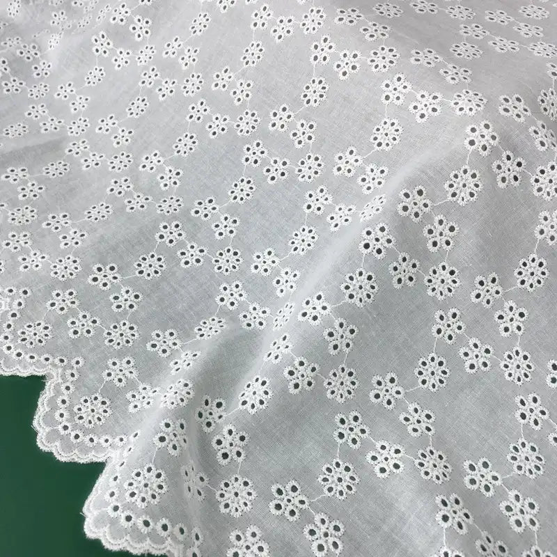 Tissu brodé ajouré blanc au mètre