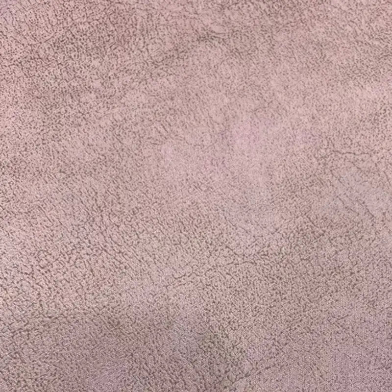 Gros plan sur le Tissu suédine imprimé au mètre de Longon Craft France, un suédine velouté marron clair avec un motif de litchi, parfait pour les manteaux, les canapés et les projets de bricolage. La texture imite le daim doux avec un motif subtilement irrégulier.