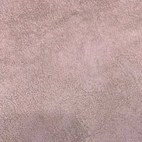 Gros plan sur le Tissu suédine imprimé au mètre de Longon Craft France, un suédine velouté marron clair avec un motif de litchi, parfait pour les manteaux, les canapés et les projets de bricolage. La texture imite le daim doux avec un motif subtilement irrégulier.