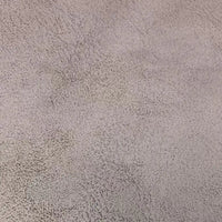 Gros plan sur le Tissu suédine imprimé au mètre de Longon Craft France, qui présente un motif litchi gris clair et beige en velours de polyester - idéal pour les manteaux, les canapés ou les projets de bricolage.