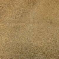 Gros plan sur le Tissu suédine imprimé au mètre de Longon Craft France, un tissu de velours suédine de couleur havane avec un motif de litchi et une surface en polyester douce et texturée, idéale pour les manteaux et les canapés DIY.