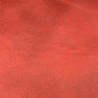 Un gros plan sur le tissu suédine imprimé au mètre de Longon Craft France montre sa teinte rouge-brun rosée et son subtil mouchetage de motifs de litchis, idéal pour les bricolages, les manteaux ou les canapés.