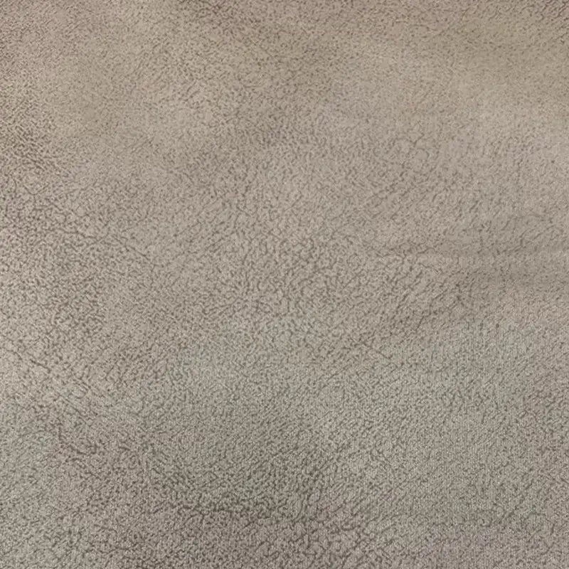 Un gros plan du Tissu suédine imprimé au mètre de Longon Craft France montre un velours suédine litchi beige et gris, avec un motif subtilement marbré et craquelé qui évoque le cuir ou la pierre vieillie - parfait pour le bricolage, les manteaux ou les tissus d'ameublement.